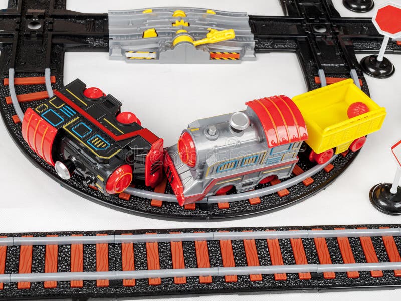 Trem De Brinquedo Com Fumaça Movendo-se No Modelo Ferroviário. Foto de  Stock - Imagem de frete, preto: 253724298