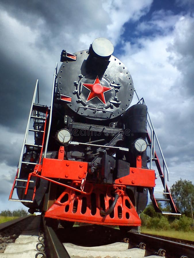 Viejo locomotora viajar de acuerdo a barandilla.