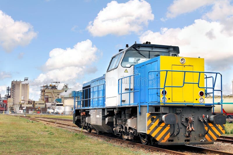 Locomotive diesel sur un site industriel photos stock