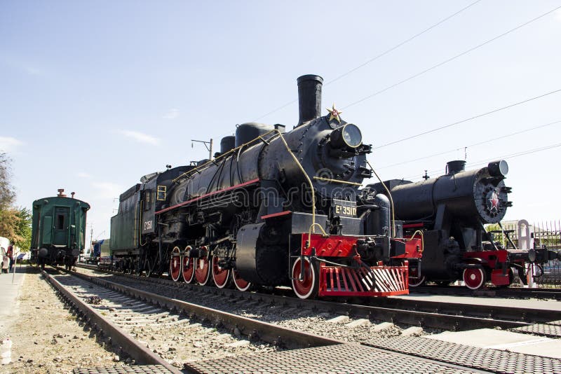 Locomotora Ea-3510 y locomotora TE - 322 en el museo de la historia el Cáucaso del norte ferroviario fotos de archivo Locomotora Ea-3510 y locomotora TE - 322 en el museo de la historia el Cáucaso del norte ferroviario fotos de archivo