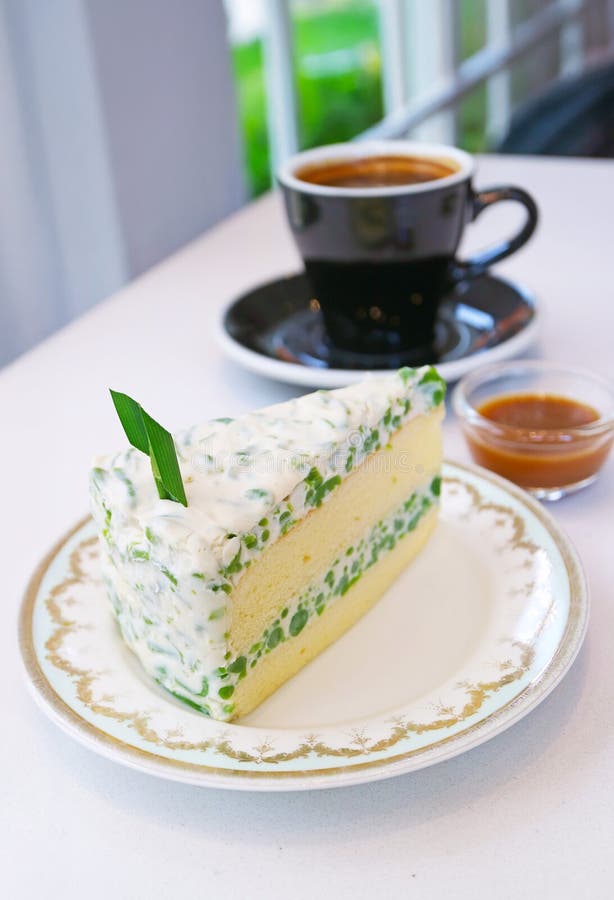 Lod Chong Chiffon Cake a Pandan Flavated Rice Flour in Coconut Cream Served med Palm Sugar Caramel Syrup arkivfoto