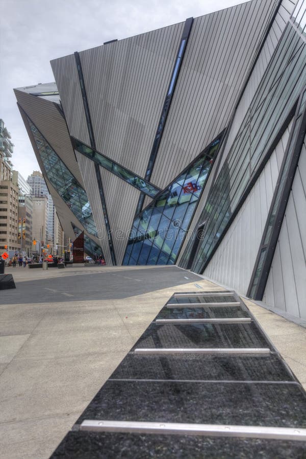 Lodlinje av kristallen på det kungliga Ontario museet, Toronto arkivfoton Lodlinje av kristallen på det kungliga Ontario museet, Toronto arkivfoton