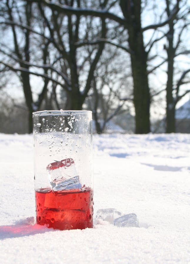 Lodowaty czerwony śnieg drinka