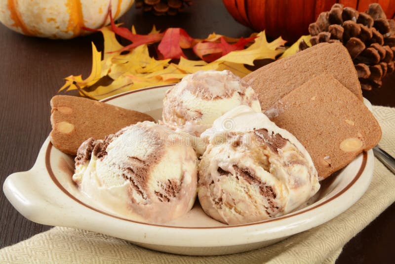 Lody i Belgia masła migdałowi opłatki zdjęcia stock Lody i Belgia masła migdałowi opłatki zdjęcia stock