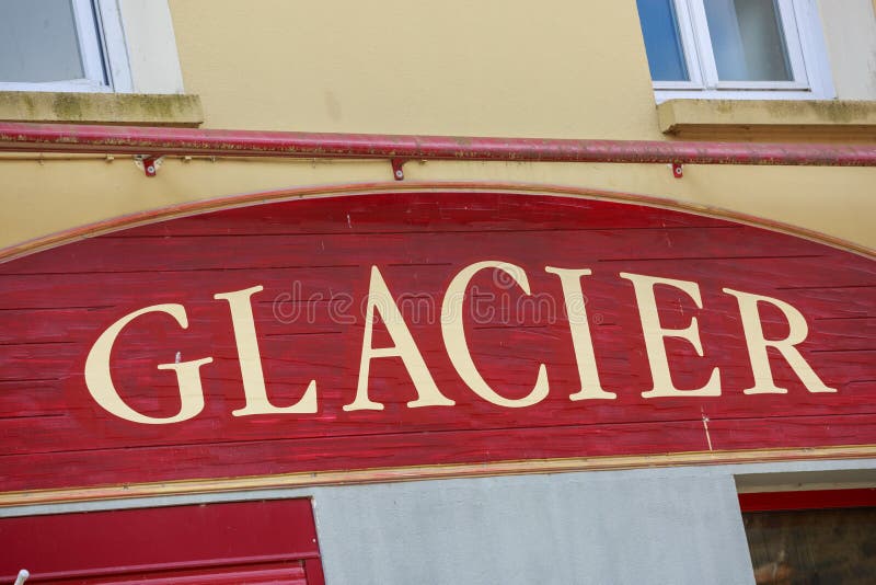 Lody przodu sklepu restauraci znak (lodowiec w Francuskim) obraz stock Lody przodu sklepu restauraci znak (lodowiec w Francuskim) obraz stock