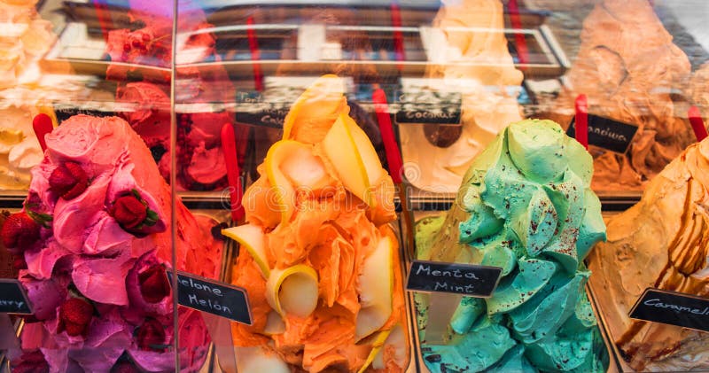 Lody w ciasteczko sklepie Włoski lody sklep z różnorodnym lody Lody w ciasteczko sklepie krem lodowy we włoszech obrazy stock Lody w ciasteczko sklepie Włoski lody sklep z różnorodnym lody Lody w ciasteczko sklepie krem lodowy we włoszech obrazy stock