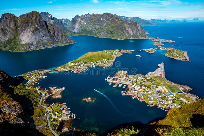 Lofoten é um arquipélago no condado de Nordland, Noruega fotos de stock Lofoten é um arquipélago no condado de Nordland, Noruega fotos de stock