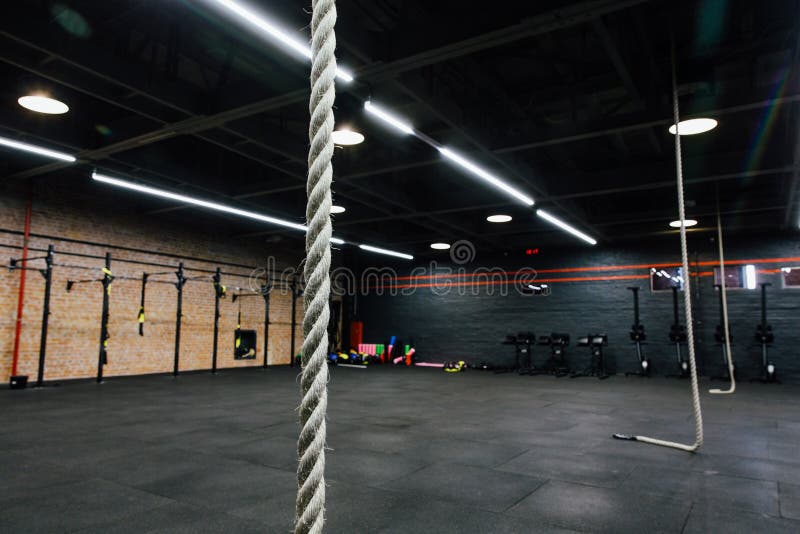 Loft el interior vacío grande del gimnasio para el entrenamiento de la aptitud Entrenamiento cruzado del poder nadie