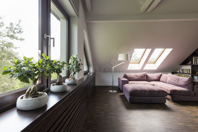 Loftvardagsrumrum med soffan royaltyfria bilder Loftvardagsrumrum med soffan royaltyfria bilder