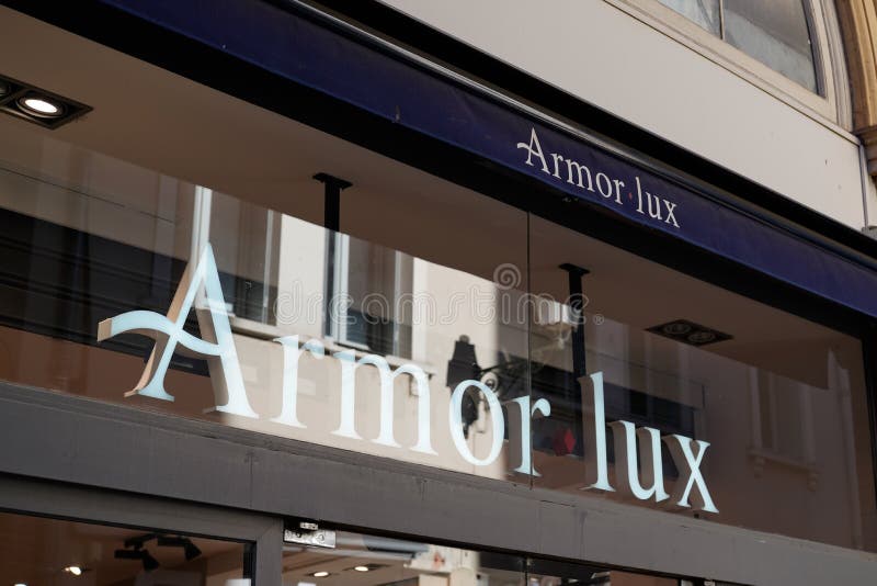Logótipo De Lux Armor E Marca De Texto Na Loja Boutique Fashion Store  Conceito Mar Marinho Foto Editorial - Imagem de sinal, bandeira: 224647166