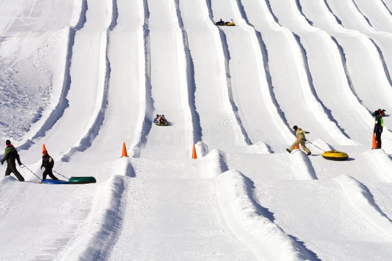logekörningar skidar snowrör arkivbild logekörningar skidar snowrör arkivbild