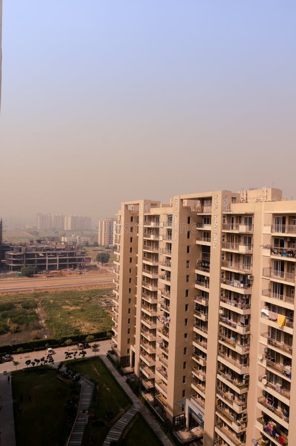 Logement des gratte-ciel dans le gurgaon au crépuscule avec l'horizon images stock Logement des gratte-ciel dans le gurgaon au crépuscule avec l'horizon images stock