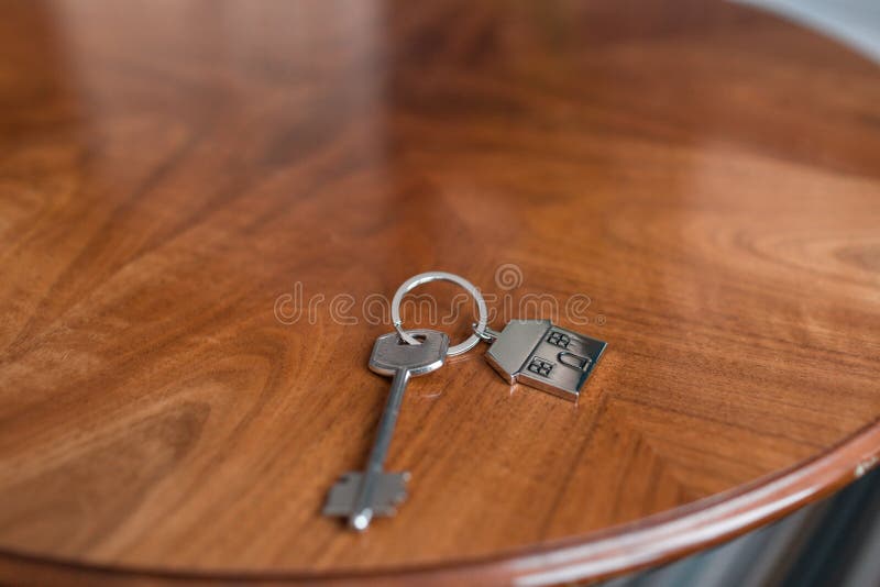 Logez la clé et le keychain sous forme de maisons se trouve sur la table en bois Concept pour les immobiliers, hypothèque, maison photos libres de droits Logez la clé et le keychain sous forme de maisons se trouve sur la table en bois Concept pour les immobiliers, hypothèque, maison photos libres de droits