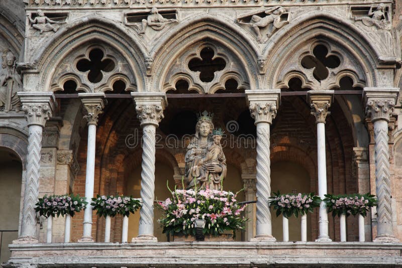 Loggia mit madonna und Kind lizenzfreie stockfotos Loggia mit madonna und Kind lizenzfreie stockfotos