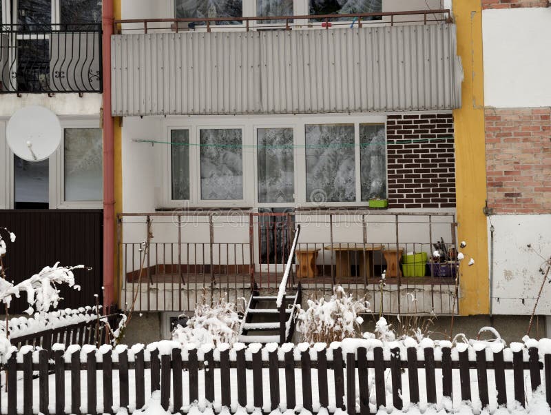 Loggias da casa de apartamento com o jardim dianteiro no inverno, Polônia imagens de stock Loggias da casa de apartamento com o jardim dianteiro no inverno, Polônia imagens de stock
