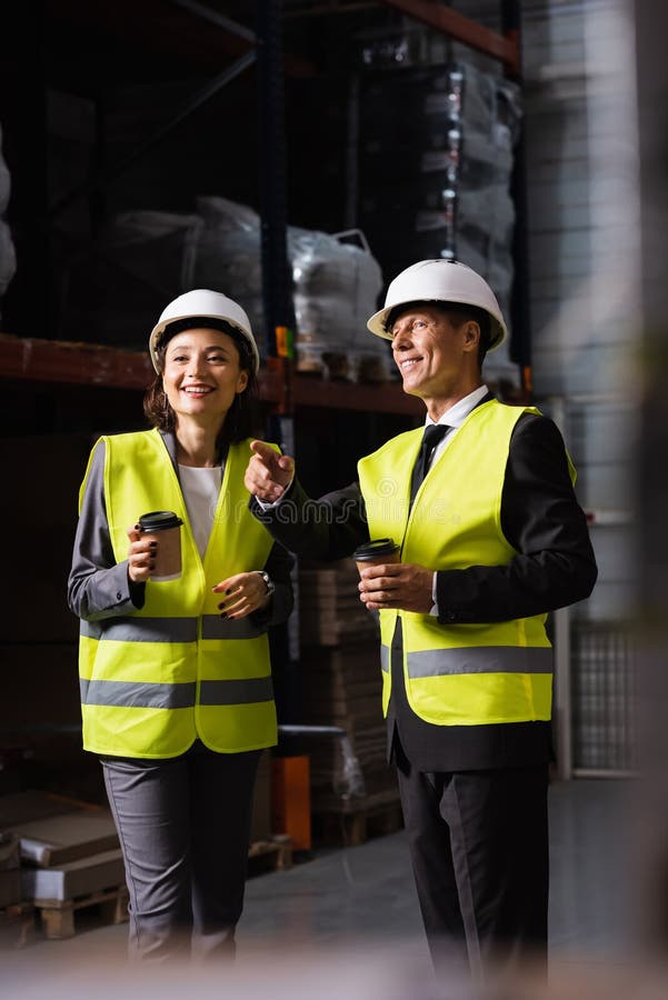 Supraveghetor fericit al echipei de logistică royalty free stock image
