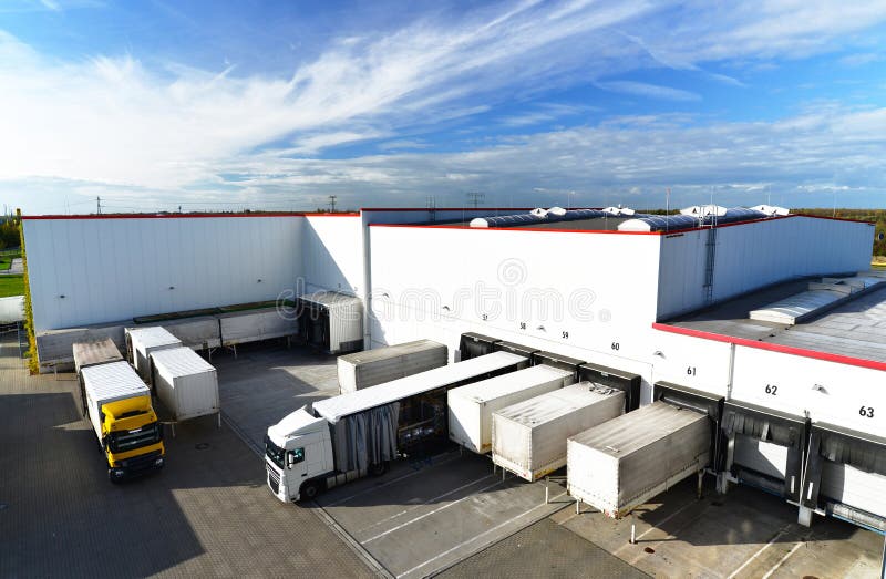 Logistiek en goederenopslag - lading en het leegmaken van goederen voor stock foto's Logistiek en goederenopslag - lading en het leegmaken van goederen voor stock foto's