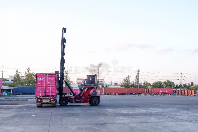 Logistik och transport av hamn, containerlastbil, containergaffel, begreppet export och import under transport vektor illustrationer Logistik och transport av hamn, containerlastbil, containergaffel, begreppet export och import under transport vektor illustrationer