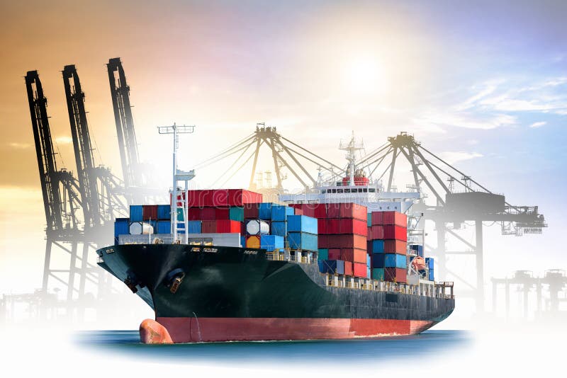 Logistik und Transport des internationalen Behälter-Frachtschiffs mit Häfen strecken Brücke im Hafen für logistischen Import-expo