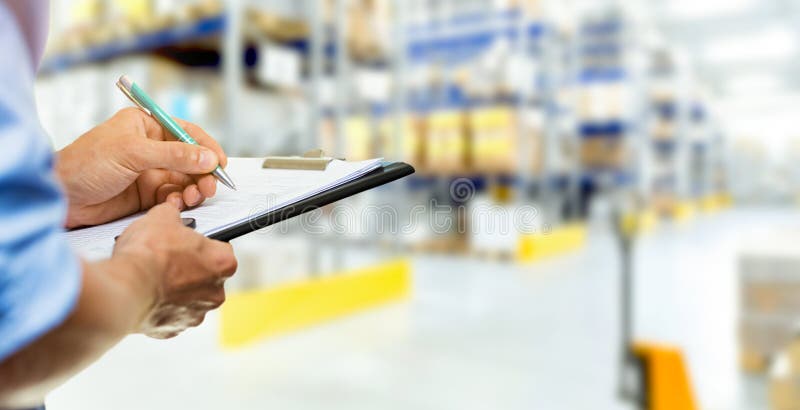 Logistikservice-Mannschreibensdokumente auf Klemmbrett in warehous