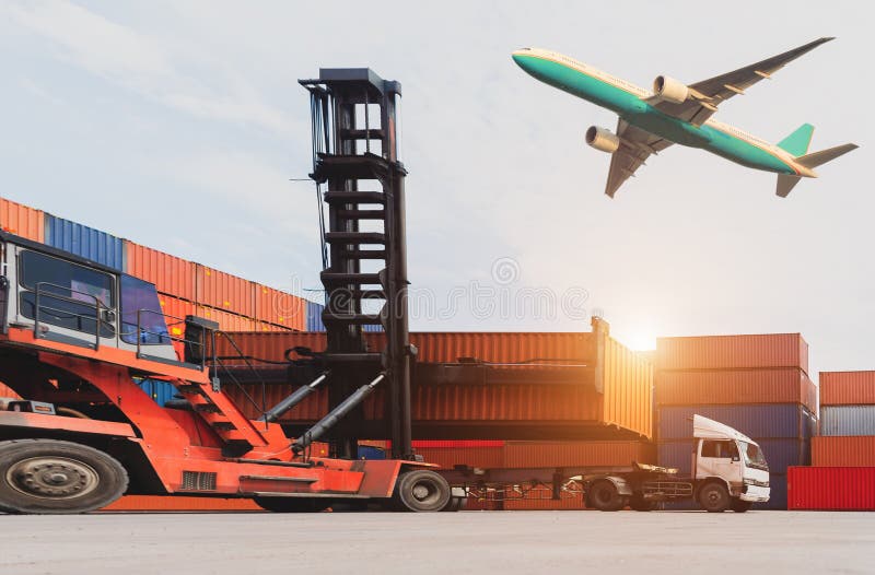 Logistique et transport de cargo de conteneur et avion de charge avec le pont fonctionnant en grue dans le chantier naval au leve images stock Logistique et transport de cargo de conteneur et avion de charge avec le pont fonctionnant en grue dans le chantier naval au leve images stock