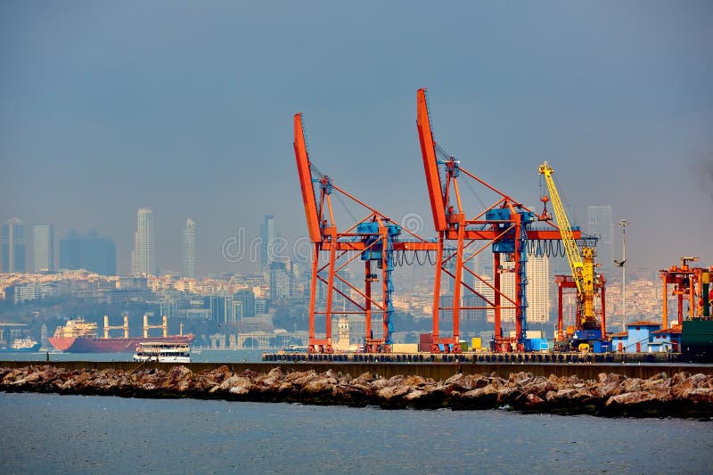 Logistique et transport de cargo de récipient et avion de charge avec le pont fonctionnant en grue dans le chantier naval, logist image stock Logistique et transport de cargo de récipient et avion de charge avec le pont fonctionnant en grue dans le chantier naval, logist image stock