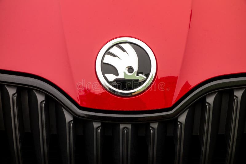 Logo av den Skoda bilproducenten på en röda Fabia Monte Carlo royaltyfria bilder Logo av den Skoda bilproducenten på en röda Fabia Monte Carlo royaltyfria bilder
