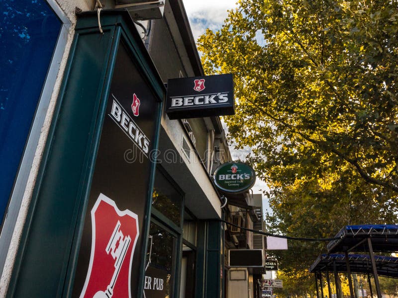 Logo Beck ` s piwo na prętowym znaku z swój wyróżniającym projektem Potoczki są niemiec światła Pilsner piwnym należeniem Interbr fotografia royalty free Logo Beck ` s piwo na prętowym znaku z swój wyróżniającym projektem Potoczki są niemiec światła Pilsner piwnym należeniem Interbr fotografia royalty free