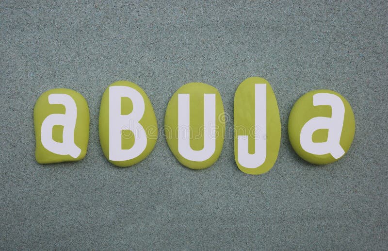 Logo créatif d'Abuja, capitale du Nigeria, composé de lettres de pierre verte peintes à la main sur du sable vert illustration stock