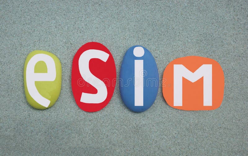 Logo créatif eSIM ou module d'identité d'abonné intégré composé de lettres en pierre multicolores sur sable vert illustration de vecteur