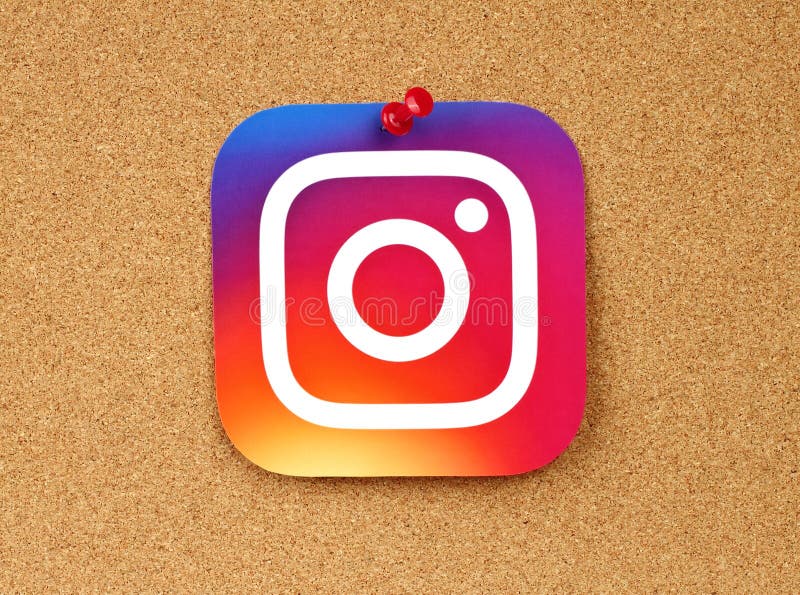 Logo d'Instagram goupillé sur le fond de liège image stock Logo d'Instagram goupillé sur le fond de liège image stock