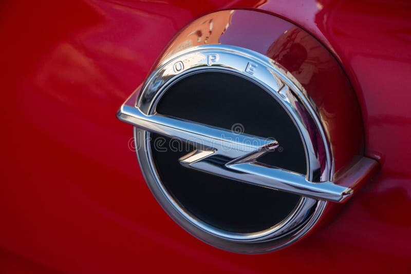 Logo d'Opel sur la voiture d'Opel image libre de droits Logo d'Opel sur la voiture d'Opel image libre de droits