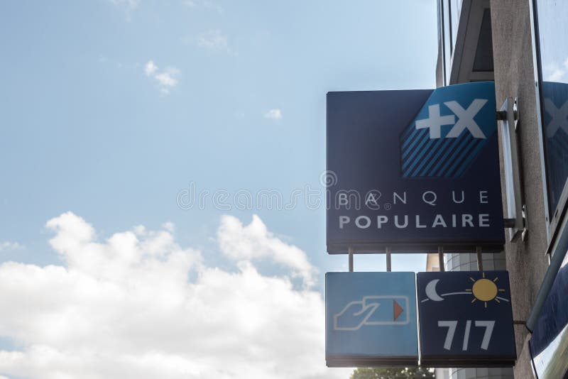 Logo de Banque Populaire frente a su banco local en Lyon. Banque Populaire es un banco cooperativo, uno de los principales bancos imagen de archivo Logo de Banque Populaire frente a su banco local en Lyon. Banque Populaire es un banco cooperativo, uno de los principales bancos imagen de archivo