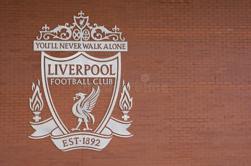 Logo de club du football de Liverpool dans la couleur blanche sur le fond brun de mur de briques utilisant image libre de droits Logo de club du football de Liverpool dans la couleur blanche sur le fond brun de mur de briques utilisant image libre de droits