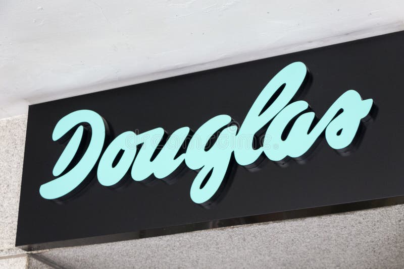 Mc Douglas Logo Y Signo De Texto En Boutique Windows Tienda De Moda De