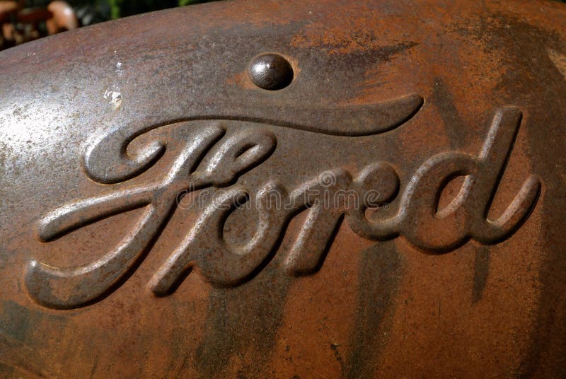 Logo de Ford Motor Company sur un vieux capot de tracteur photo libre de droits Logo de Ford Motor Company sur un vieux capot de tracteur photo libre de droits