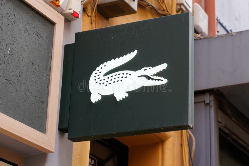 Logo De Lacoste Crocodile Y Signo De Texto En Fachada Tienda Frente De Ropa  Marca De Moda Imagen de archivo editorial - Imagen de lifestyle, lujoso:  220378409