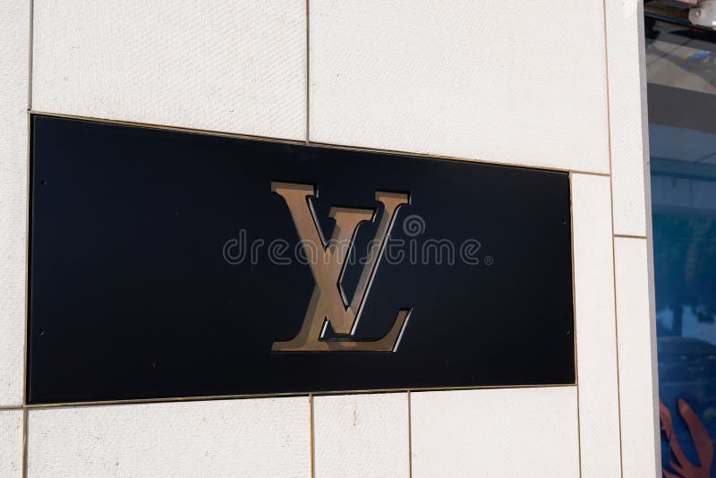 París - 24 De Septiembre: Fachada De La Tienda Insignia De Louis Vuitton A  Lo Largo De Los Campos Elíseos, Tomada El 24 De Septiembre De 2014 En París,  Francia Fotos, retratos