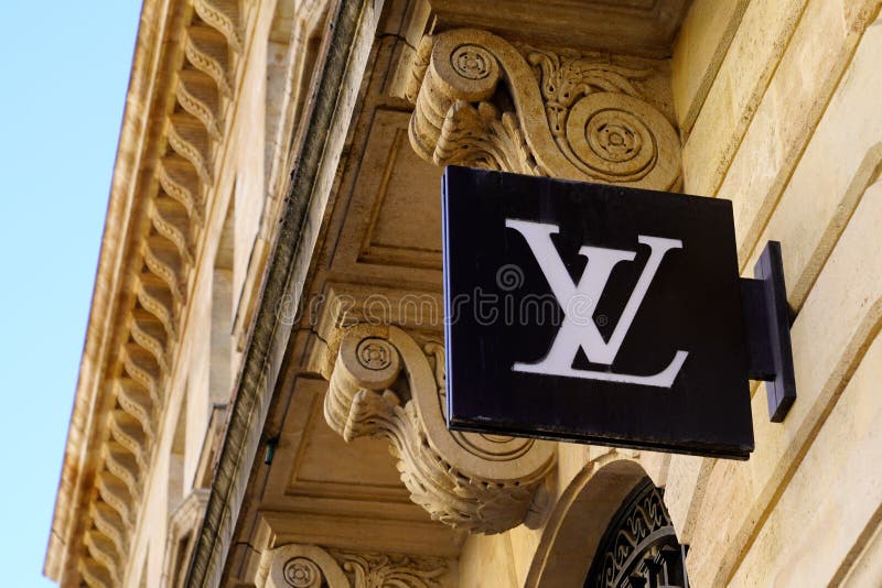 Louis Vuitton Logo Signo Y Marca Tienda De Texto Francés De Lujo Casa De La  Tienda Fotografía editorial - Imagen de accesorio, ilustrativo: 220519027