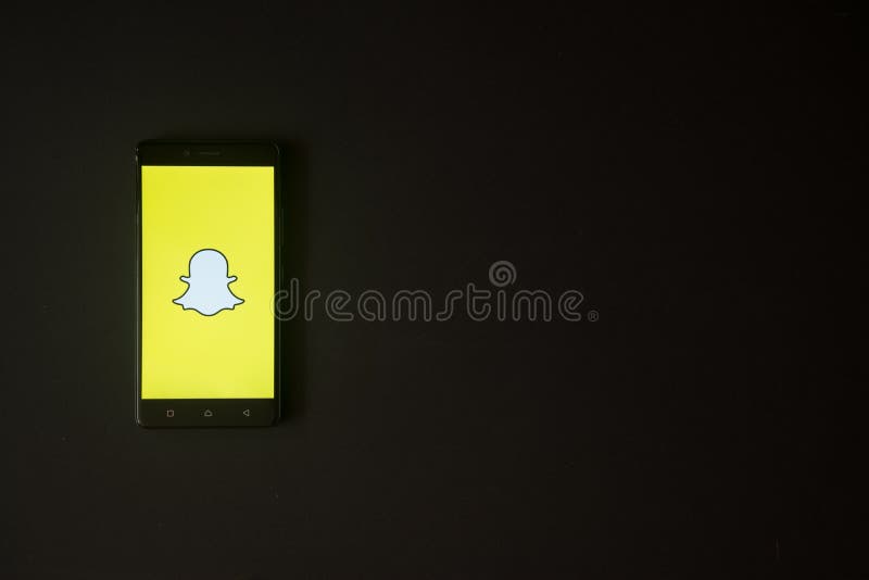 Logo De Snapchat Sur L Ecran De Smartphone Sur Le Fond Noir Photo Editorial Image Du Amusement Compagnie