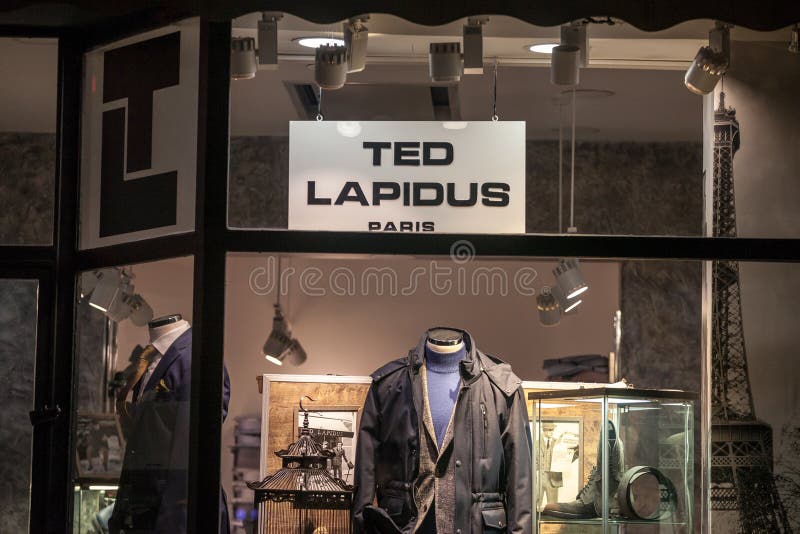 De Ted Lapidus Frente a Tienda En Calle De Belgrado Por La Noche. Imagen de archivo editorial Imagen de moderno, francés: 207691404