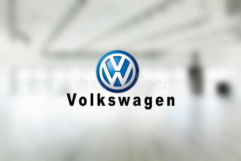  Logo De Volkswagen En La Ventana De La Sala De Exposición Del Minorista Imagen editorial