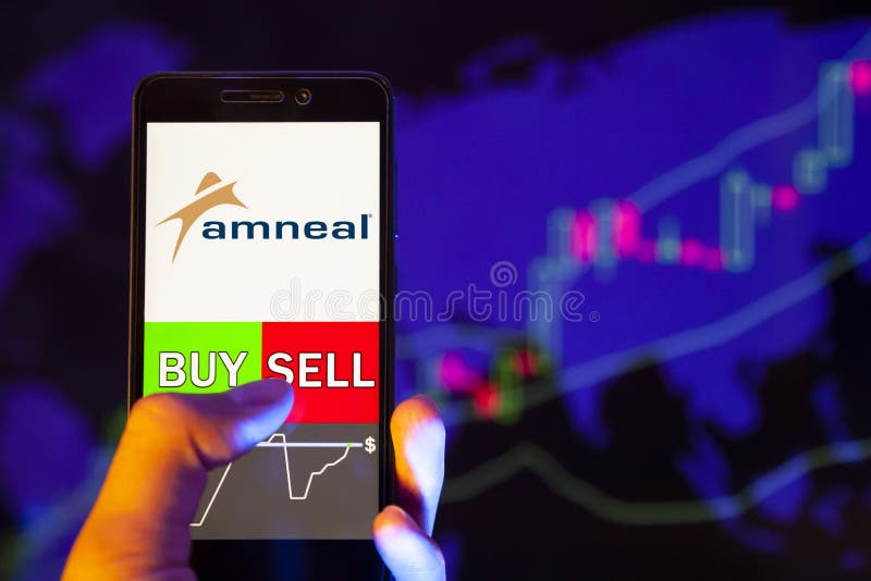 Logo della società Amneal Pharmaceuticals collocato sullo schermo di uno smartphone, mano del commerciante che tiene in mano un t fotografie stock libere da diritti Logo della società Amneal Pharmaceuticals collocato sullo schermo di uno smartphone, mano del commerciante che tiene in mano un t fotografie stock libere da diritti