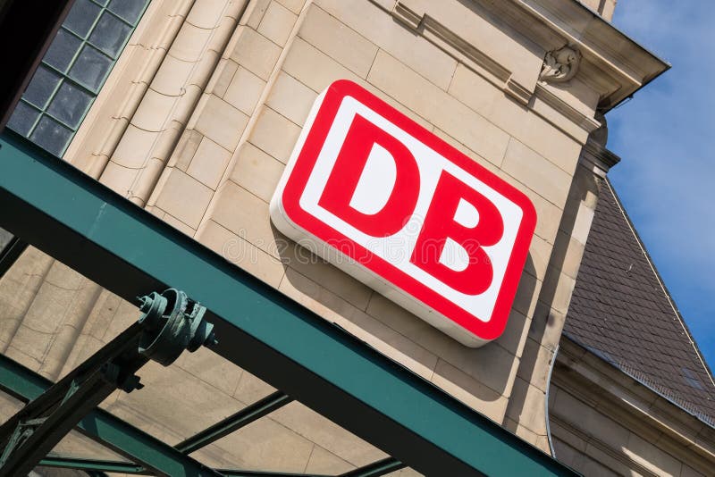 Logo di DB alla stazione principale di Coblenza fotografia stock libera da diritti Logo di DB alla stazione principale di Coblenza fotografia stock libera da diritti
