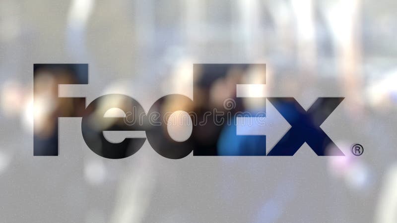 Logo di Fedex su un vetro contro la folla vaga sullo steet Rappresentazione editoriale 3D