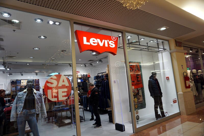 Logo Di Levis All'entrata Del Negozio Al Centro Commerciale Levis è Una  Catena Di Negozi Che Vende Jeans E Indumenti Di Jeans Immagine Stock  Editoriale - Immagine di consumo, mall: 168399674