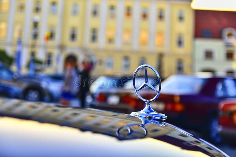 Logo di Mercedes Benz su un'automobile d'annata Mercedes-Benz è un costruttore di macchine tedesco La marca è usata per lusso immagini stock libere da diritti Logo di Mercedes Benz su un'automobile d'annata Mercedes-Benz è un costruttore di macchine tedesco La marca è usata per lusso immagini stock libere da diritti