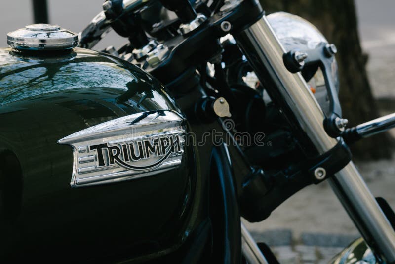 Logo di Triumph sul motociclo fotografia stock libera da diritti Logo di Triumph sul motociclo fotografia stock libera da diritti