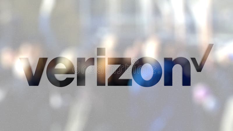Logo di Verizon Communications su un vetro contro la folla vaga sullo steet Rappresentazione editoriale 3D