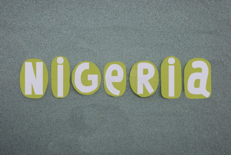Logo du pays africain du Nigeria composé de lettres de pierre peinte en vert sur du sable vert illustration stock